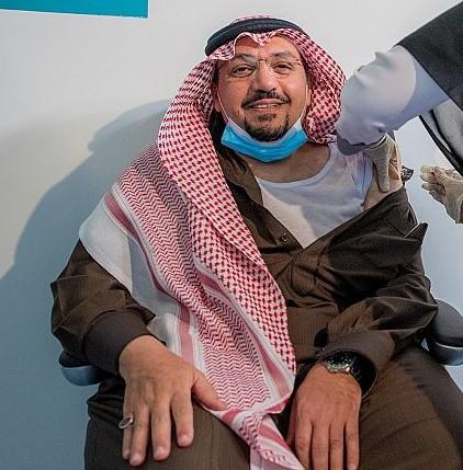 شاهد.. أميرا القصيم وعسير يتلقيان الجرعة الأولى من لقاح كورونا