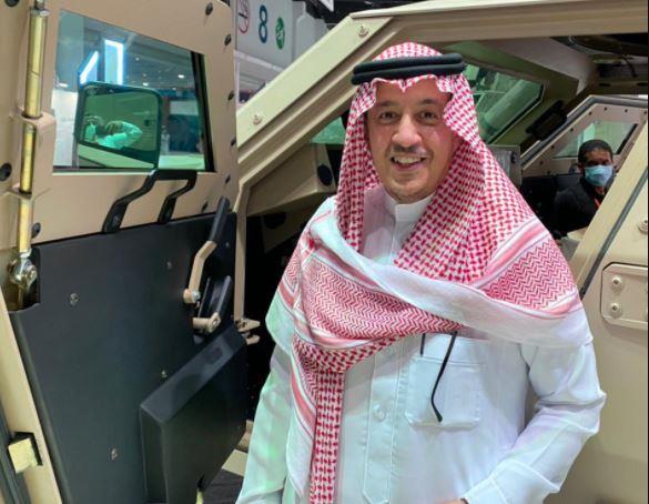 السفير "الدخيل" ينشر صورا من أمام أول مدرعة سعودية في معرض الدفاع بأبوظبي