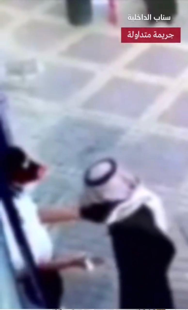 الشرطة: خلاف شخصي بين مواطن و #حارس_الأمن ( فيديو )