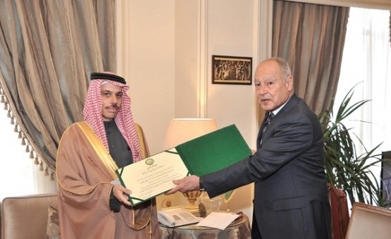 نيابةً عن ولي العهد.. وزير الخارجية يتسلم درع «العمل التنموي العربي»