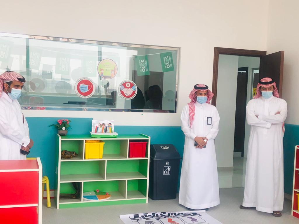 مدير مكتب تعليم الجبيل يزور جمعية طيف التوحد
