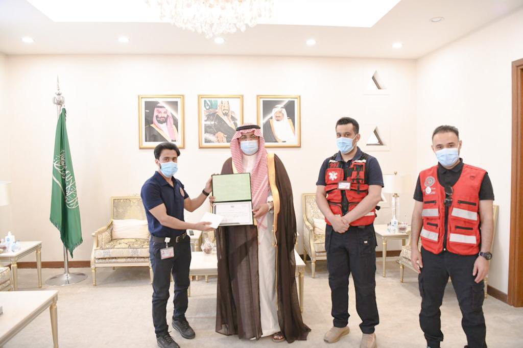تكريم المسعف "العنزي" بطل إنقاذ مواطن من حادث سير بحفر الباطن