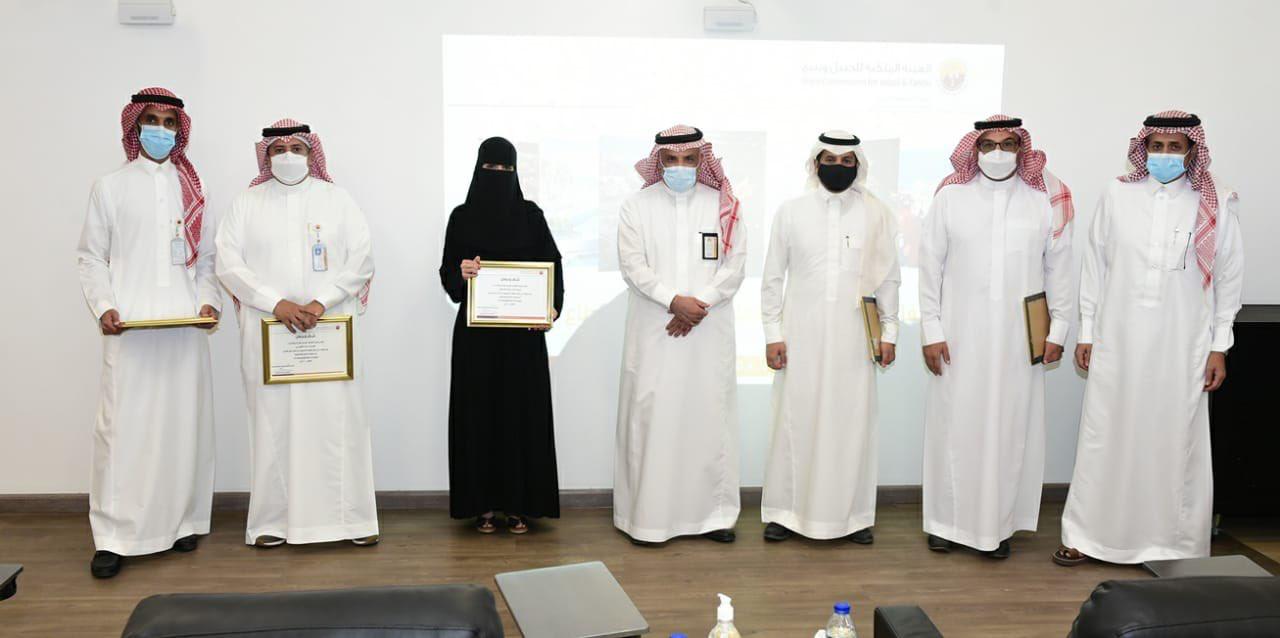 بالصور.."المهدي" يكرم فريق التعليم الإلكتروني بالهيئة الملكية بالجبيل ومدرسة الرواد