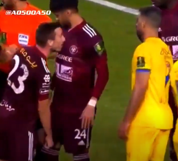 حمدالله ..حركة غير أخلاقية مع لاعب الفيصلي في كأس خادم الحرمين الشريفين (فيديو )