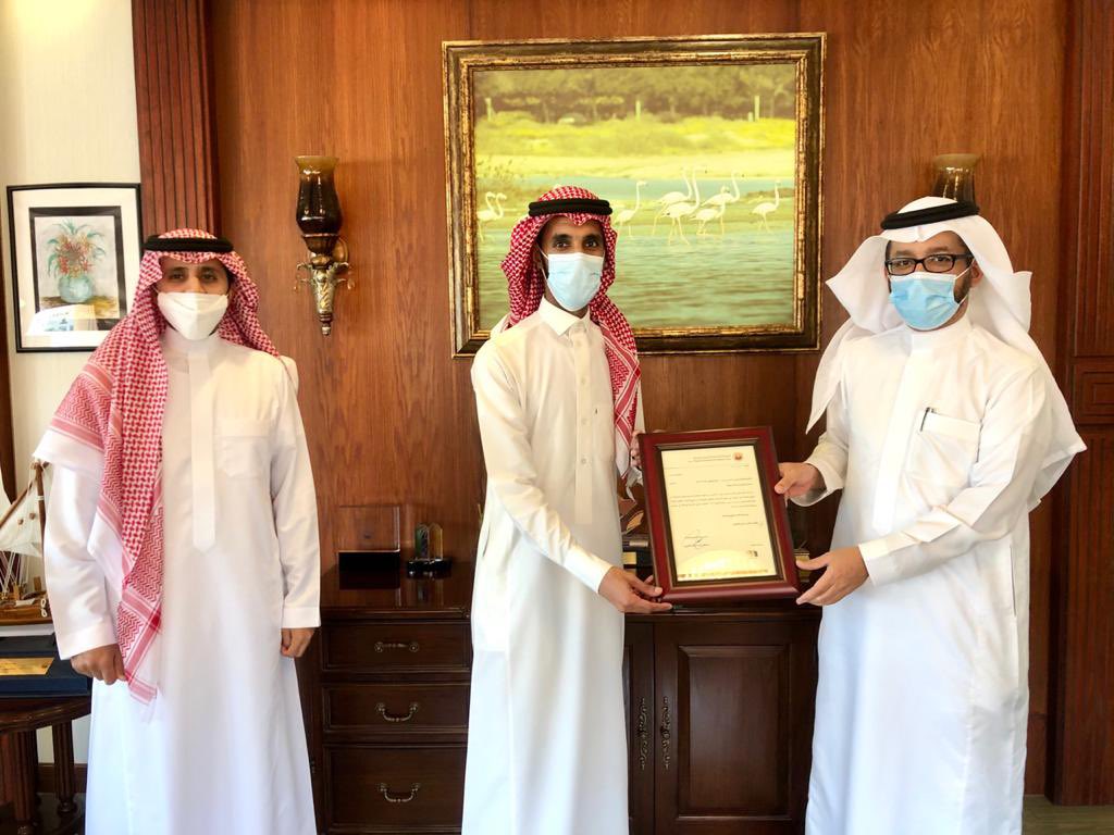 مدير إدارة التعليم العام بـ #الهيئة_الملكية بالجبيل يكرّم "بن سراء"