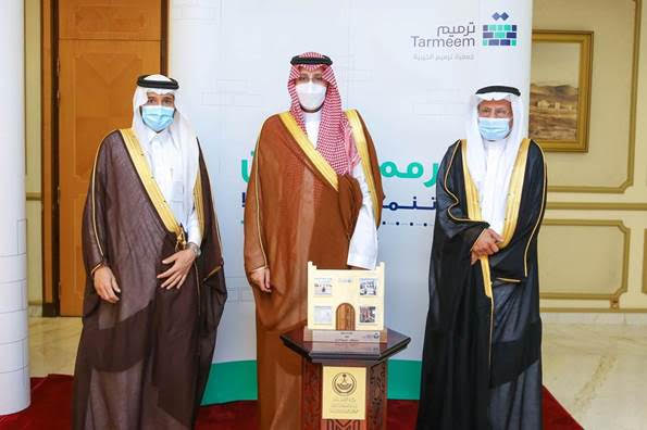 نائب أمير المنطقة الشرقية يكرم شركة ساسرف لدعمها جمعية ترميم الخيرية