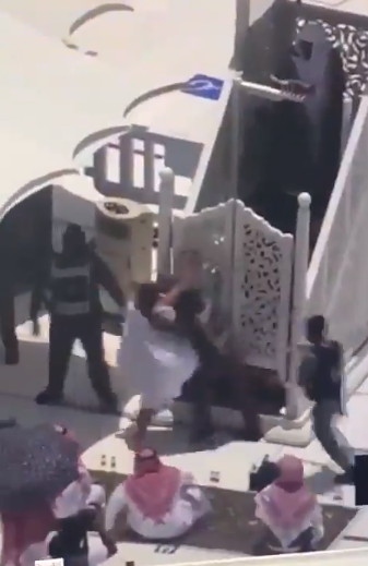 إيقاف شخص حاول الصعود على منبر الحرم المكي أثناء خطبة الجمعة