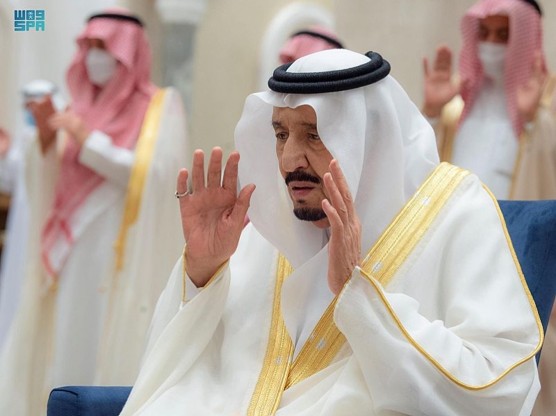 الملك سلمان يؤدي صلاة عيد الفطر المبارك #الملك_سلمان #عيد_الفطر_المبارك
