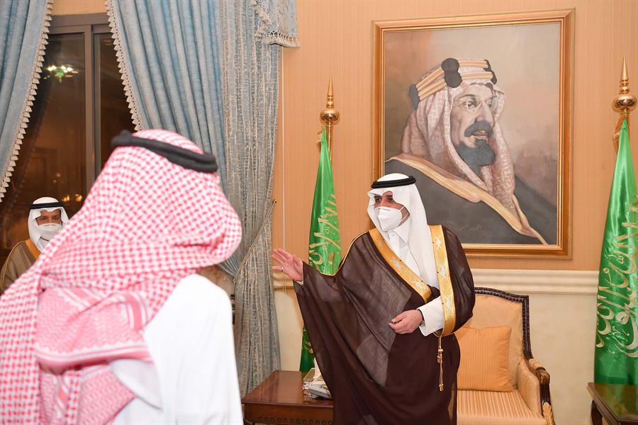 أمير تبوك مستقبلًا "العمراني" الذي تنازل عن قاتِل ابنه: "أنت خير مثال للمواطن السعودي"