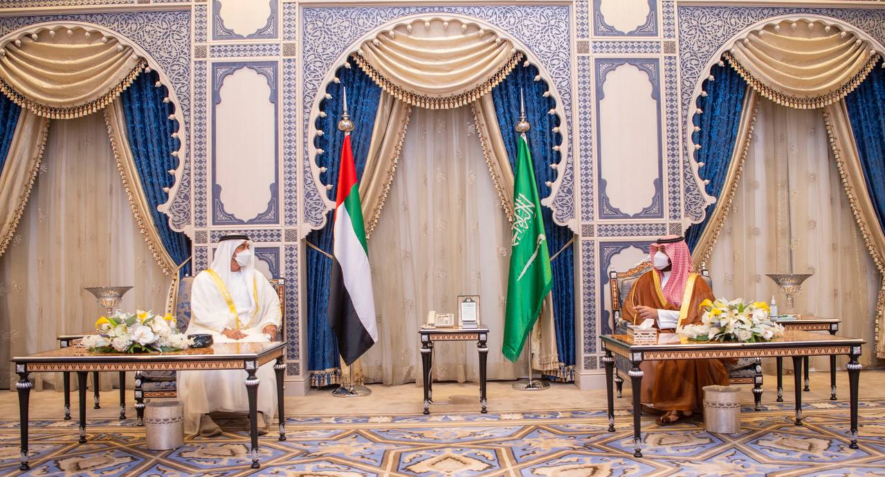ولي العهد يستقبل سمو ولي عهد أبو ظبي بمطار الملك عبدالعزيز الدولي