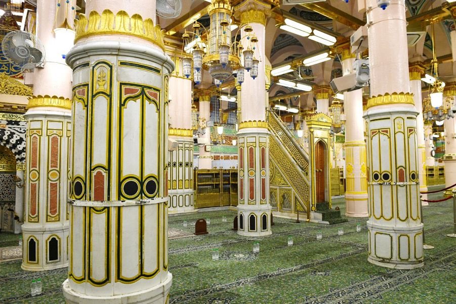 الأب والابن يؤمان المصلين في المسجد النبوي