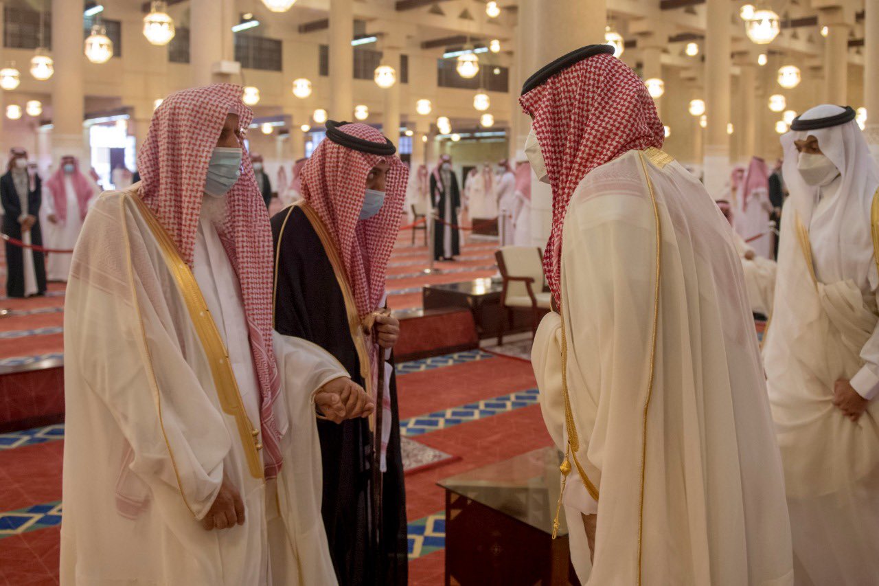 الأمير محمد بن سلمان يؤدي صلاة عيد الفطر في جامع الإمام تركي بن عبدالله بالرياض