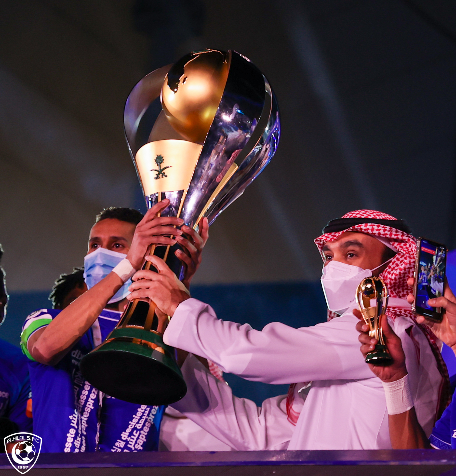 وزير الرياضة يُتوج الهلال بلقب دوري محمد بن سلمان للمحترفين(فيديو)