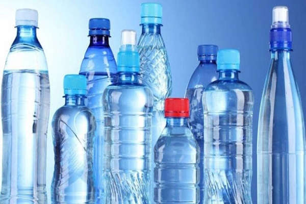 الاستخدام المتكرر لزجاجات المياه البلاستيكية خطر على صحة الإنسان
