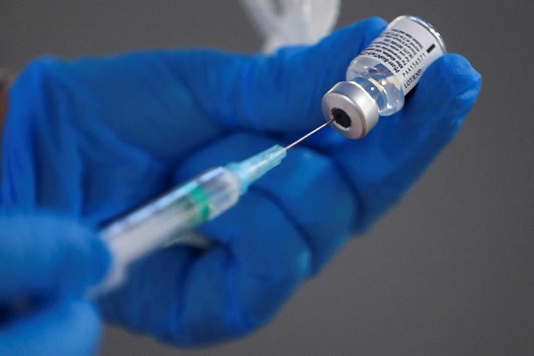 “الصحة” تقدم نصيحة لمَن يرغب بالجمع بين لقاحي “كورونا” و”إنفلونزا”