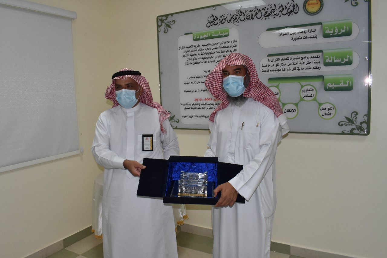الرئيس التنفيذي للهيئة الملكية بالجبيل يزور تحفيظ الجبيل