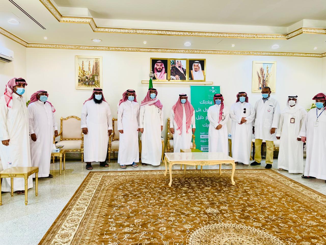 محافظ شرورة يدشن حملة تطعيم منسوبي المحافظة