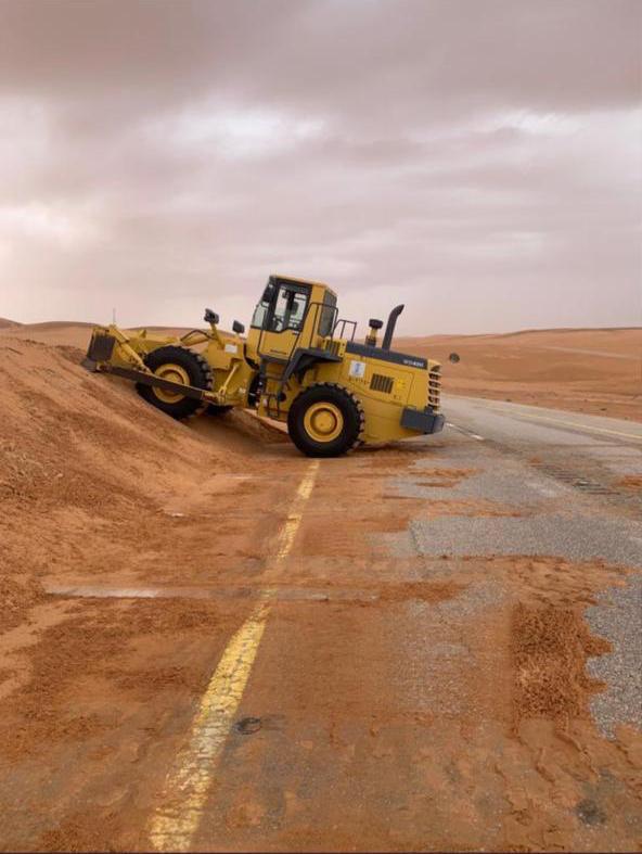محافظ شرورة يتابع رفع العوائق الرملية من الطريق الدولي