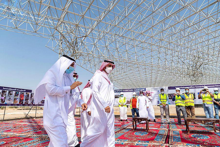 الأمير فيصل بن نواف يقف على خدمات جمرك وجوازات منفذ الحديثة
