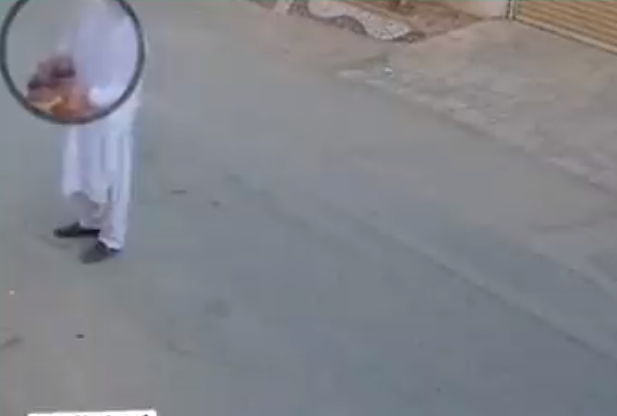 القبض على مقيم يعمل في تطبيقات التوصيل قام بتلويث وجبة غذائية قبل تسليمها