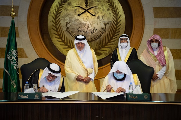 الأمير خالد الفيصل يسلّم كسوة الكعبة المشرفة لكبير سدنة بيت الله الحرام
