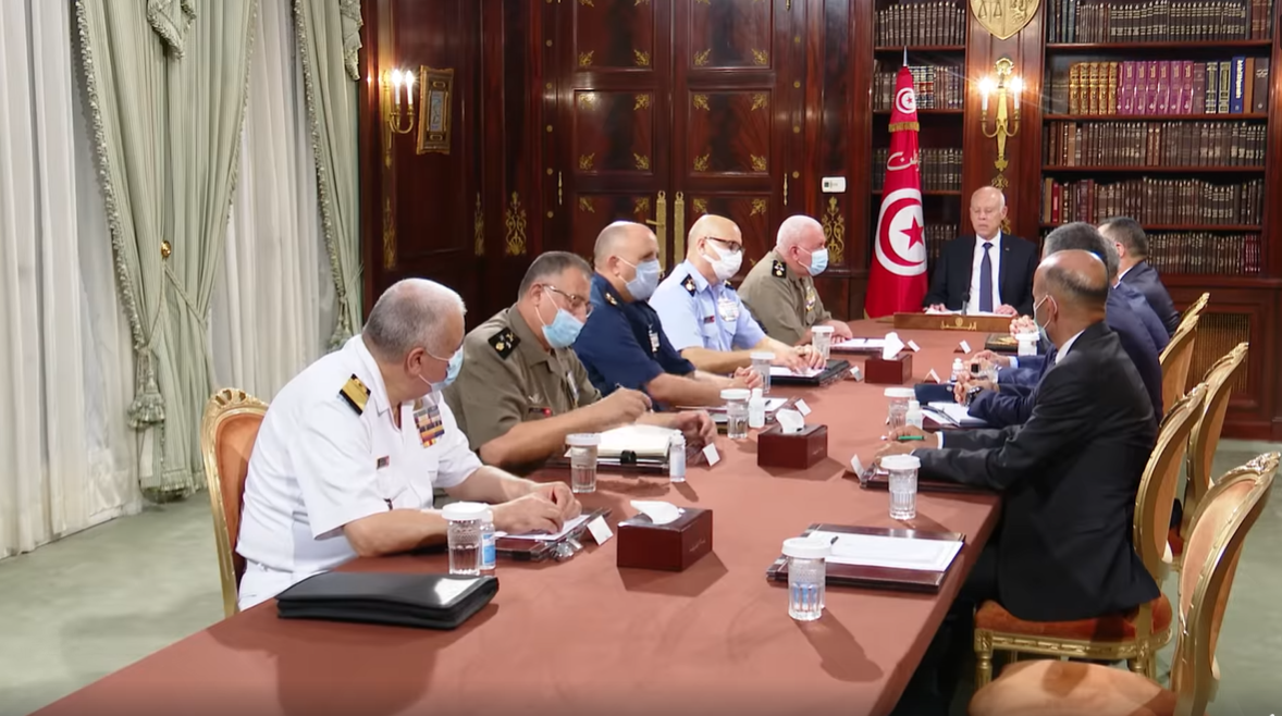 الرئيس التونسي يعفي رئيس الوزراء من منصبه ويجمد سلطات البرلمان