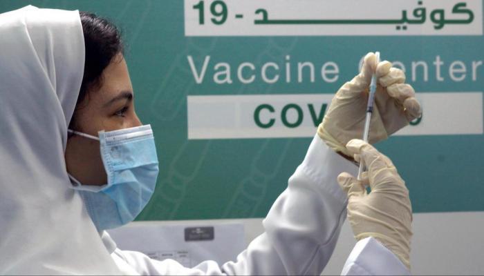 هل تؤثر السكريات على كفاءة لقاح كورونا؟ وهل يجب الامتناع عنها قبل التطعيم؟ “الصحة” تجيب
