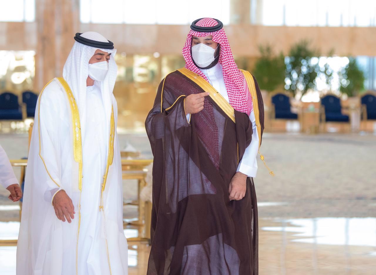 ولي العهد يستقبل ولي عهد أبوظبي لدى وصوله مطار الملك خالد الدولي في الرياض