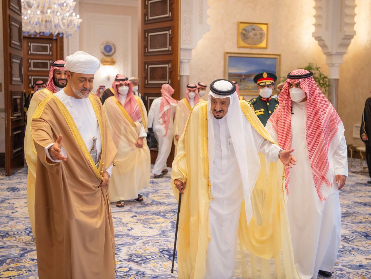 بالصور..خادم الحرمين الشريفين يستقبل سلطان عُمان في نيوم