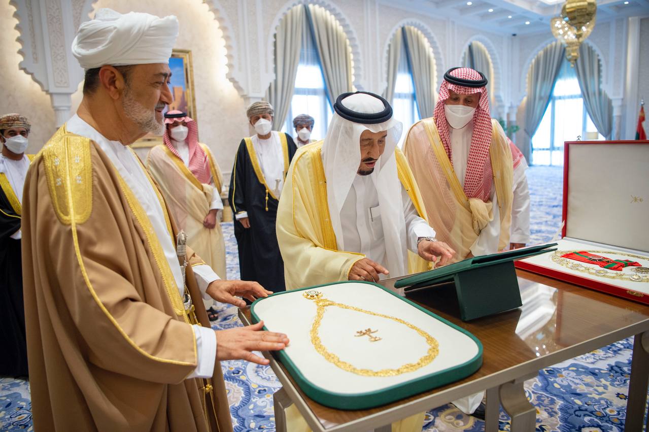 بالصور.. وسام عُماني رفيع لخادم الحرمين وقلادة الملك عبدالعزيز لسلطان عُمان