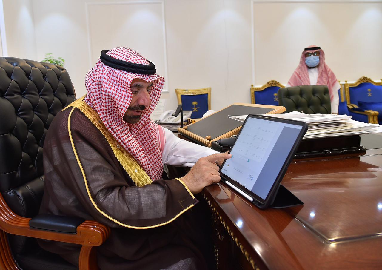 أمير نجران يعتمد ترقية 117 موظفًا بالإمارة