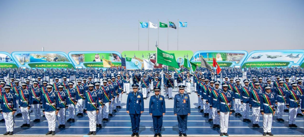رئيس هيئة الأركان العامة يرعى حفل تخريج الدفعة (100) من طلبة كلية الملك فيصل الجوية