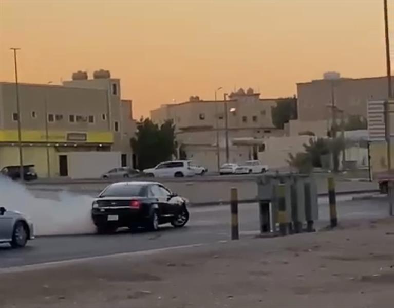 قائد مركبة يمارس التفحيط بعرعر.. و"المرور" يطيح به (صور)