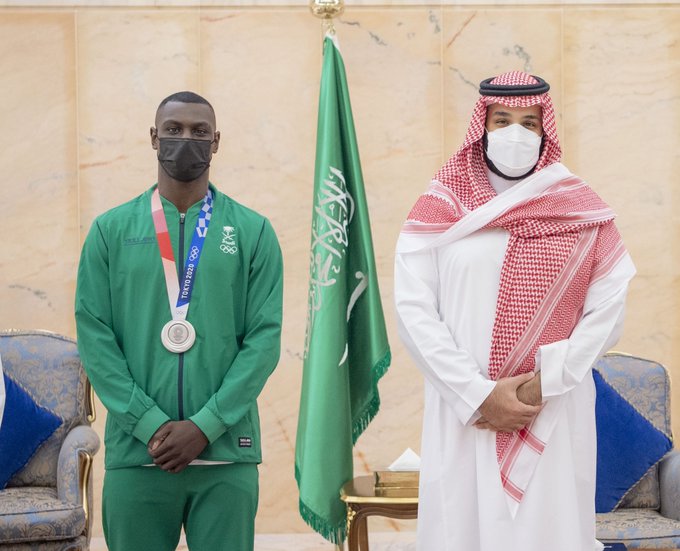 محمد بن سلمان يلتقي اللاعب طارق حامدي الحائز على الميدالية الفضية في أولمبياد طوكيو