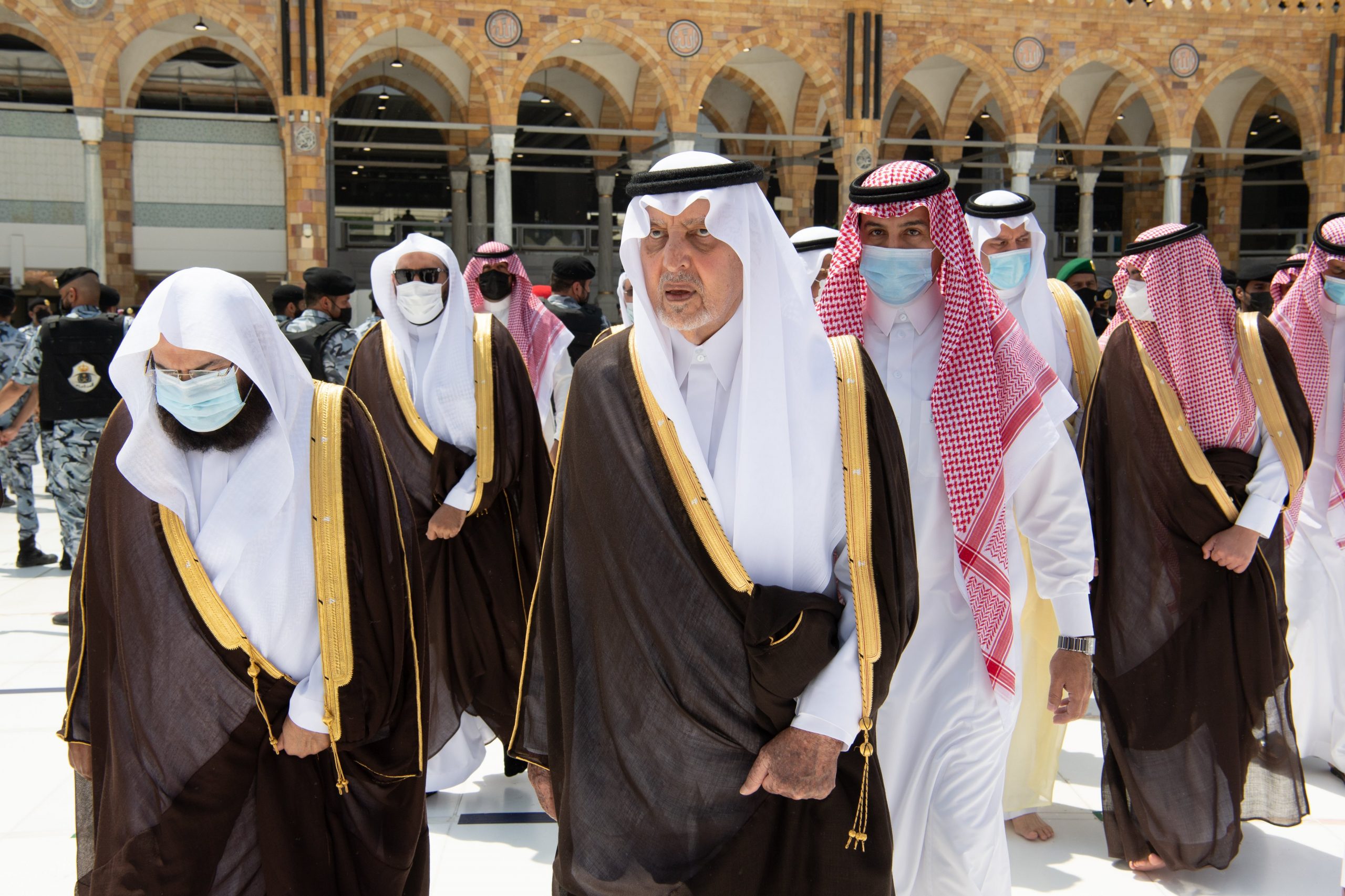 أمير منطقة مكة المكرمة يتشرّف بغسل الكعبة المشرفة