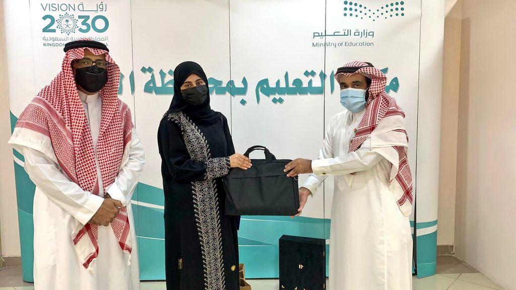 مكتب تعليم الجبيل يكرم الطالبة "جوري ال عمره"