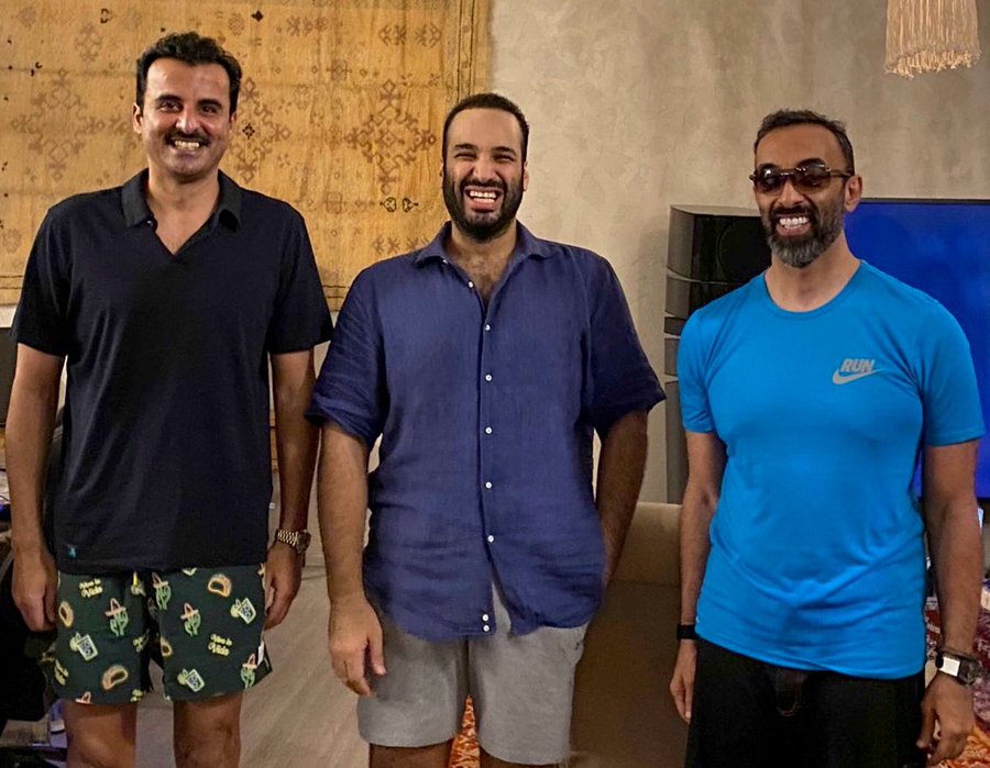 لقاء ودي أخوي يجمع محمد بن سلمان وتميم بن حمد وطحنون بن زايد في البحر الأحمر