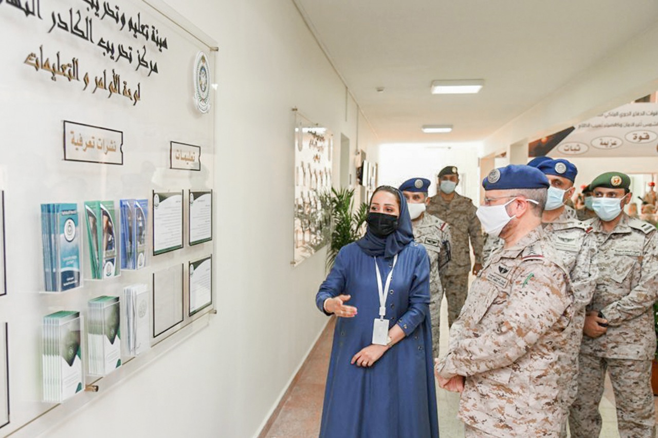 بالصور..رئيس هيئة الأركان العامة يرعى تخريج الدفعة الأولى من مركز تدريب الكادر النسائي للقوات المسلحة