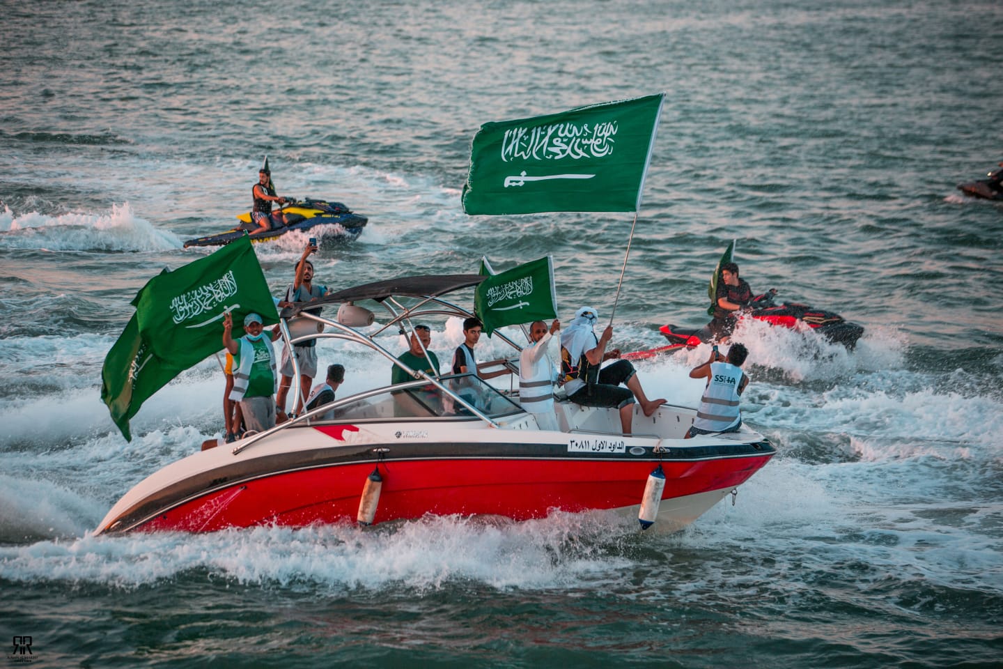 غواصي وغواصات الشرقية يشاركون بمسيرة لرفع 91 علم في مبادرة (تحيا السعودية) بالخبر