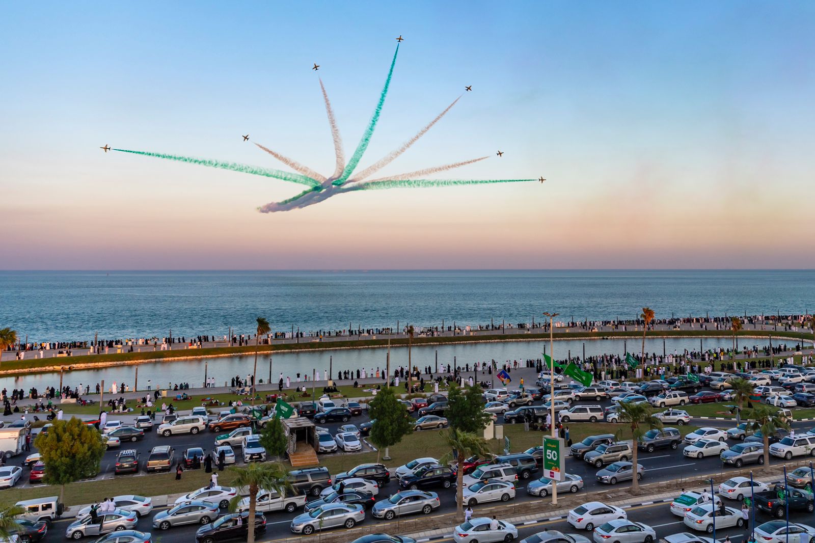 الصقور السعودية يزينون سماء الخبر في فعاليات (تحيا السعودية) باللون الأخضر