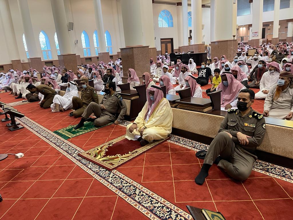 محافظ شرورة يتقدم المصلين في صلاه الاستسقاء