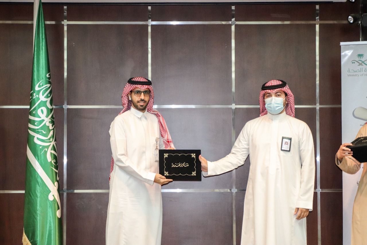 مدير صحة بيشة يكرّم " آل جدران " بشهادة التميز