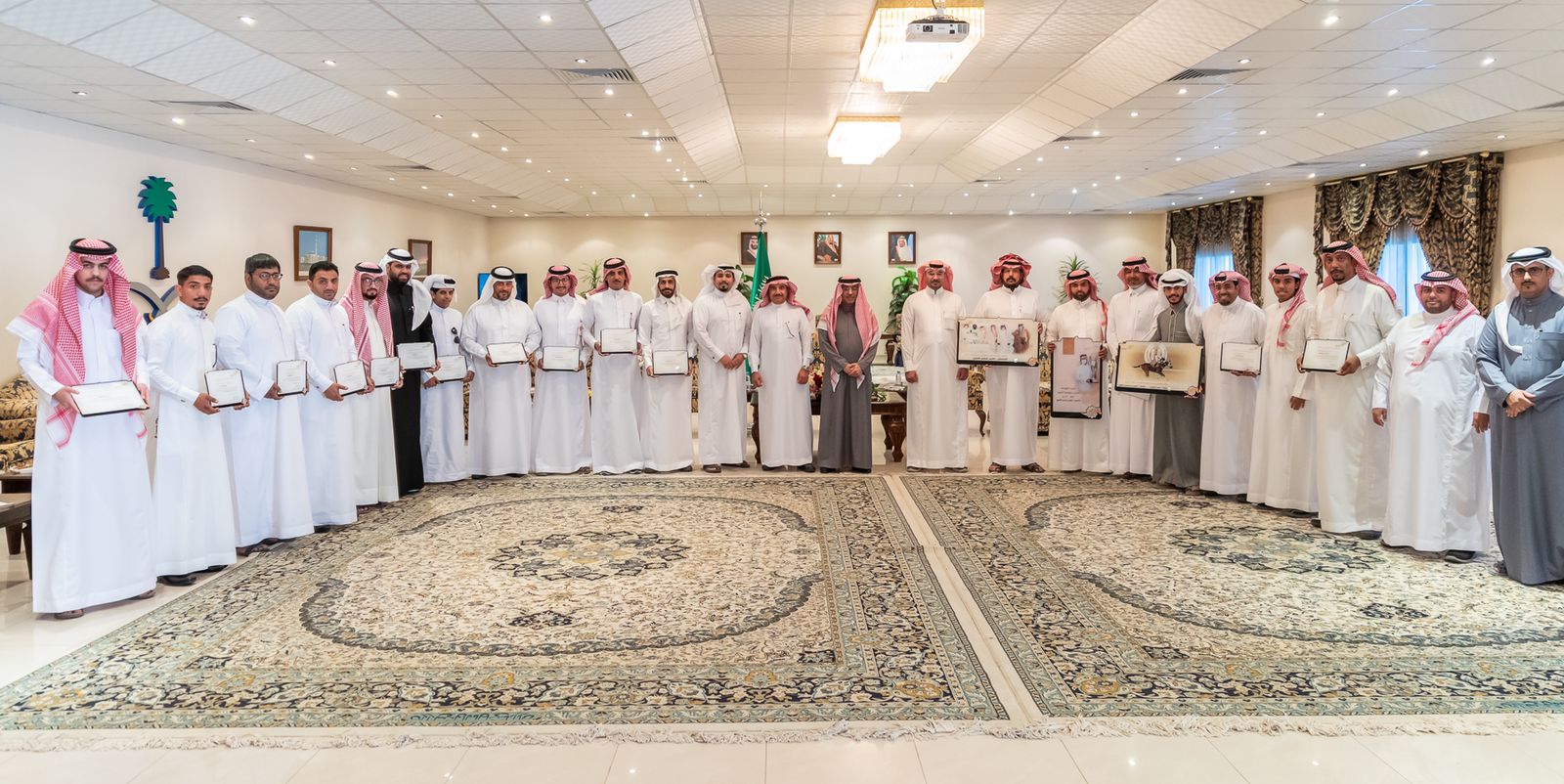 محافظ الجبيل يكرم اللجان العاملة ونجوم الموسم لميدان الفروسية بالمحافظة