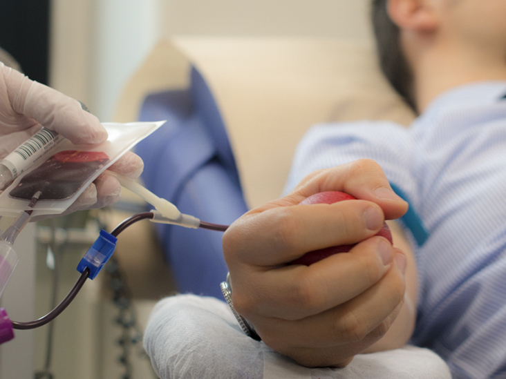 هل يمكن التبرع بالدم بعد أخذ اللقاح؟.. الصحة تجيب