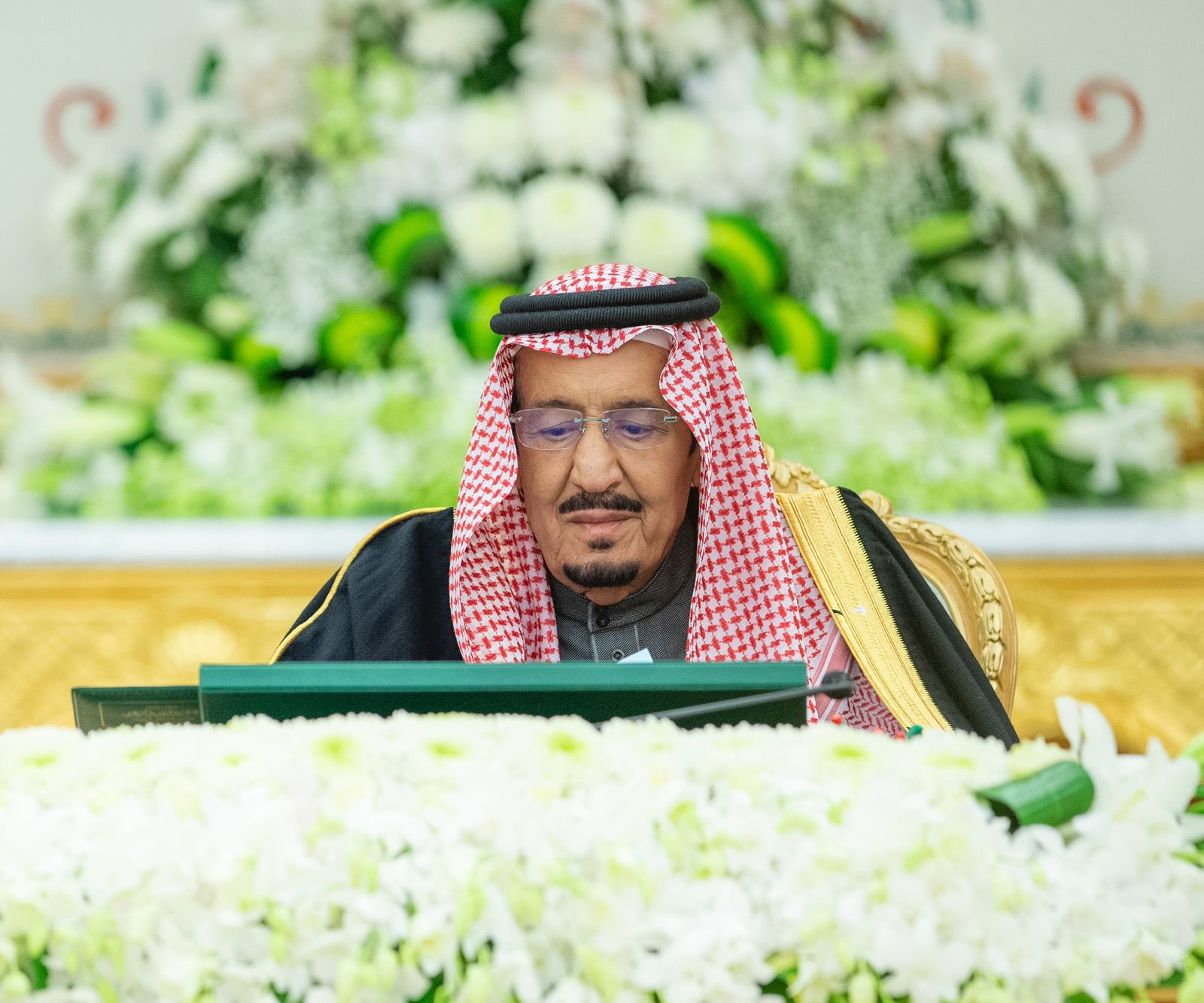 خادم الحرمين يرأس مجلس الوزراء حضورياً