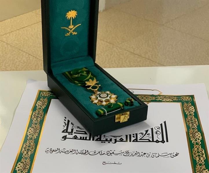 منح ميدالية الاستحقاق لـ32 مقيماً
