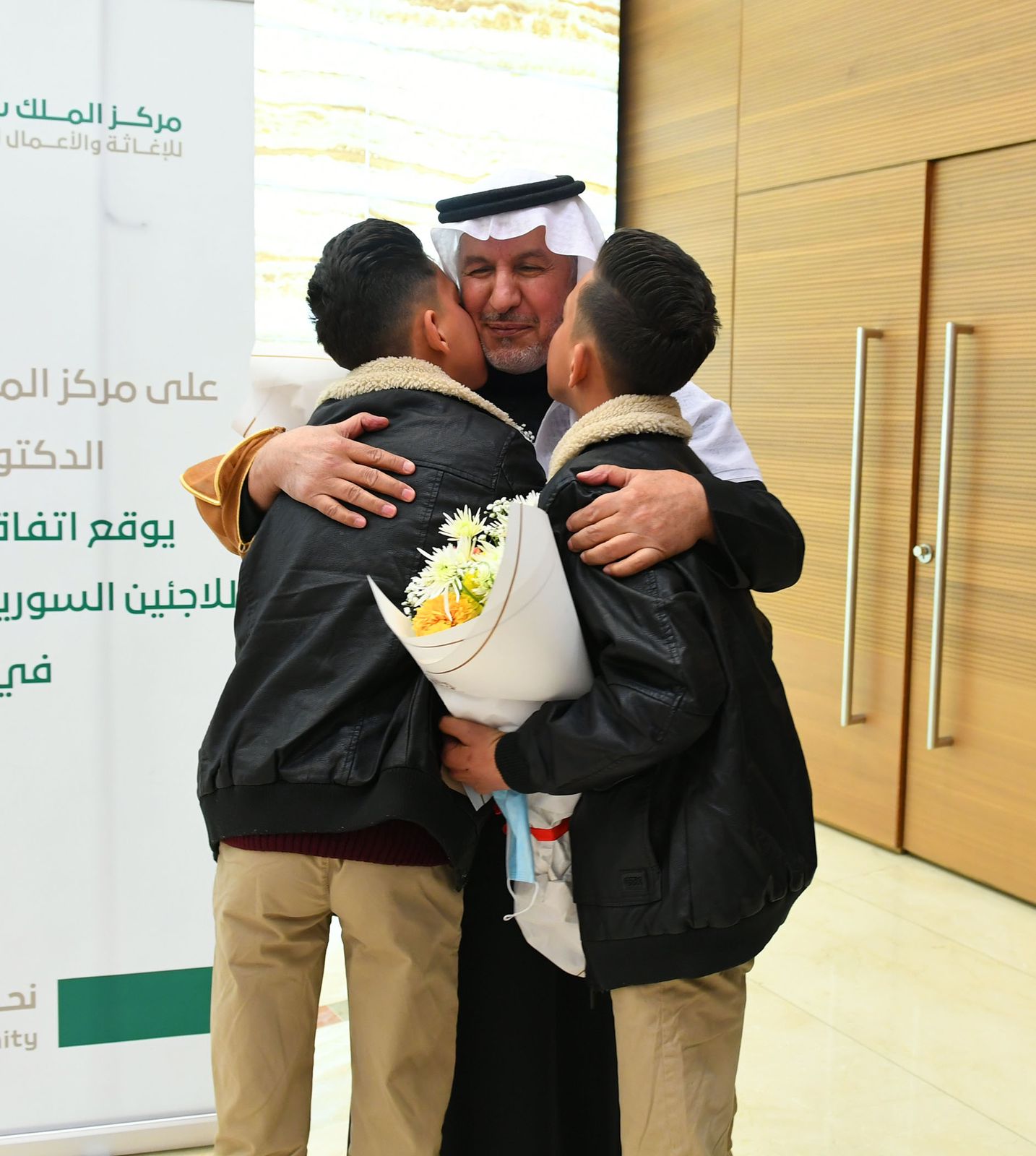 الربيعة يلتقي التوأم السيامي الأردني بعد 12 عامًا