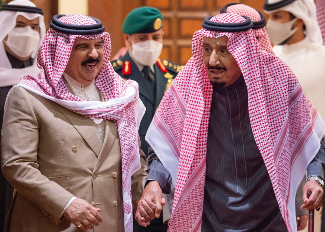 الملك سلمان يستقبل ملك البحرين - فيديو