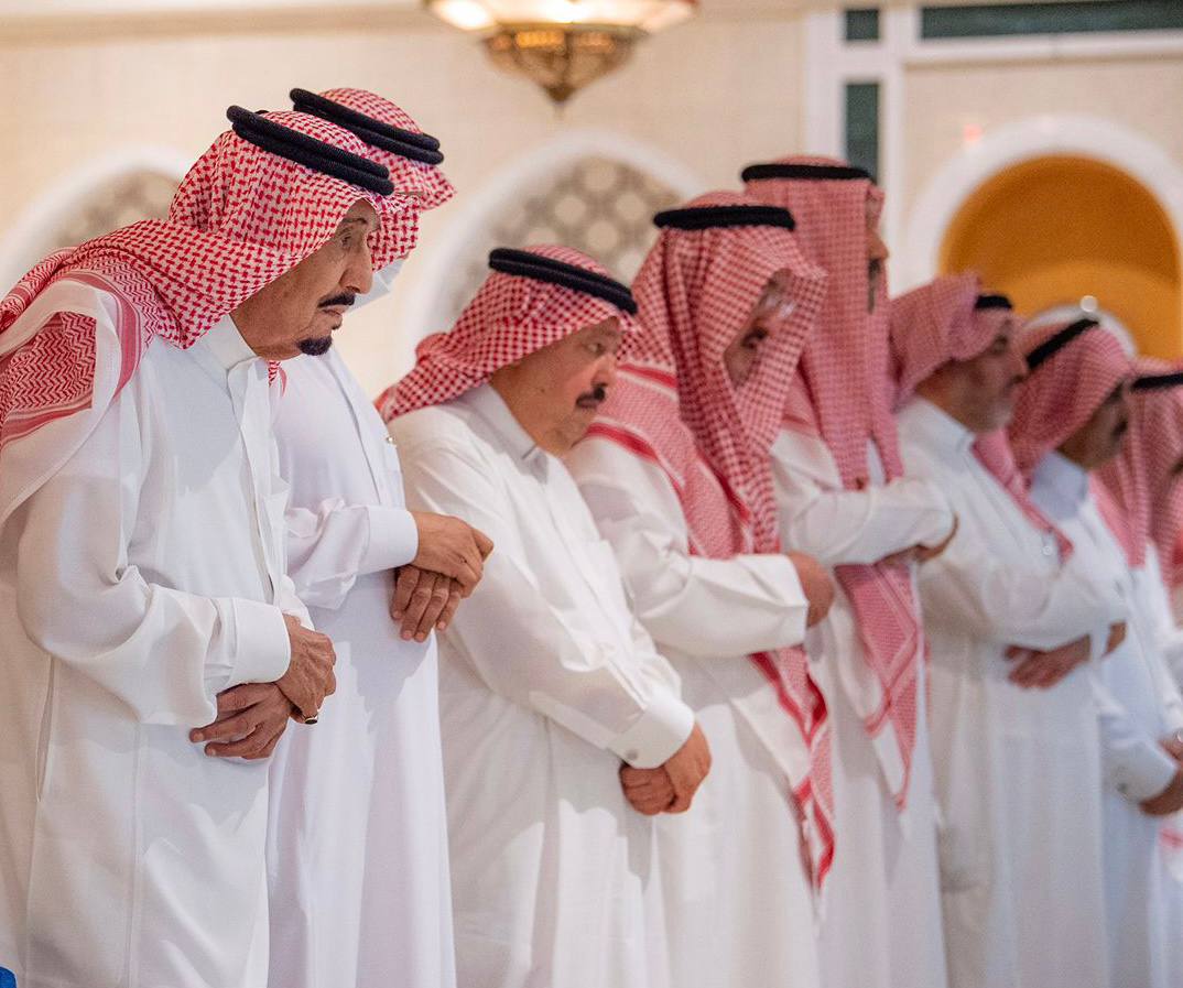 الملك سلمان يؤدي صلاة التراويح في مكة