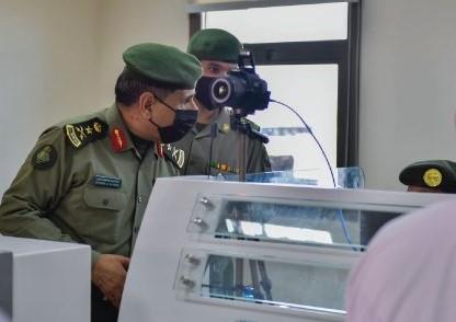 مدير الجوازات يقف على إجراءات دخول الحجاج عبر منفذي الربع الخالي والبطحاء